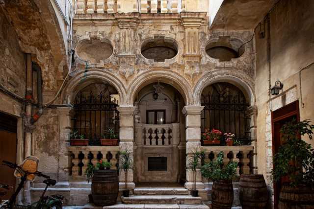 La storia di Palazzo Nitti-Valentini, che a Bari Vecchia tutti chiamano "du Calandr�idde"